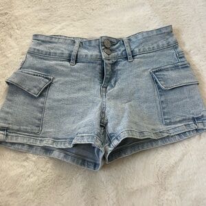 Low rise shorts. Cargo pockets.